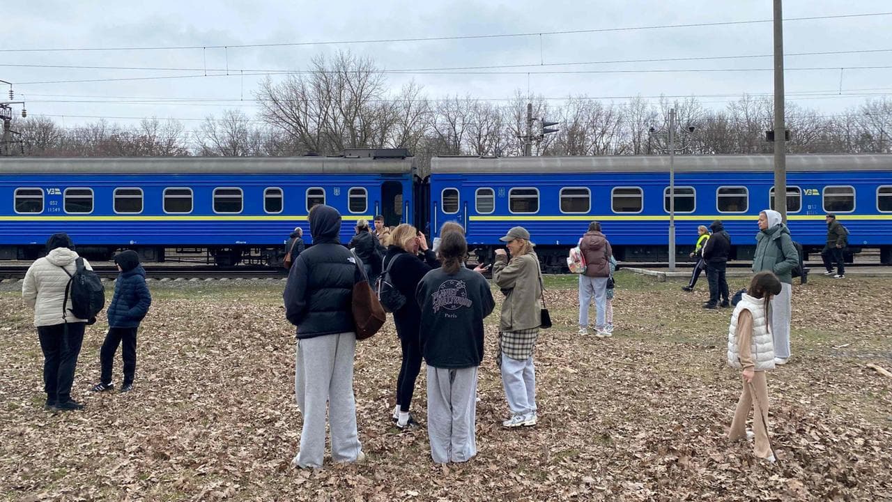 «Тепер навіть поїзди більше не безпечні»: Росія навмисно б'є по пасажирських потягах