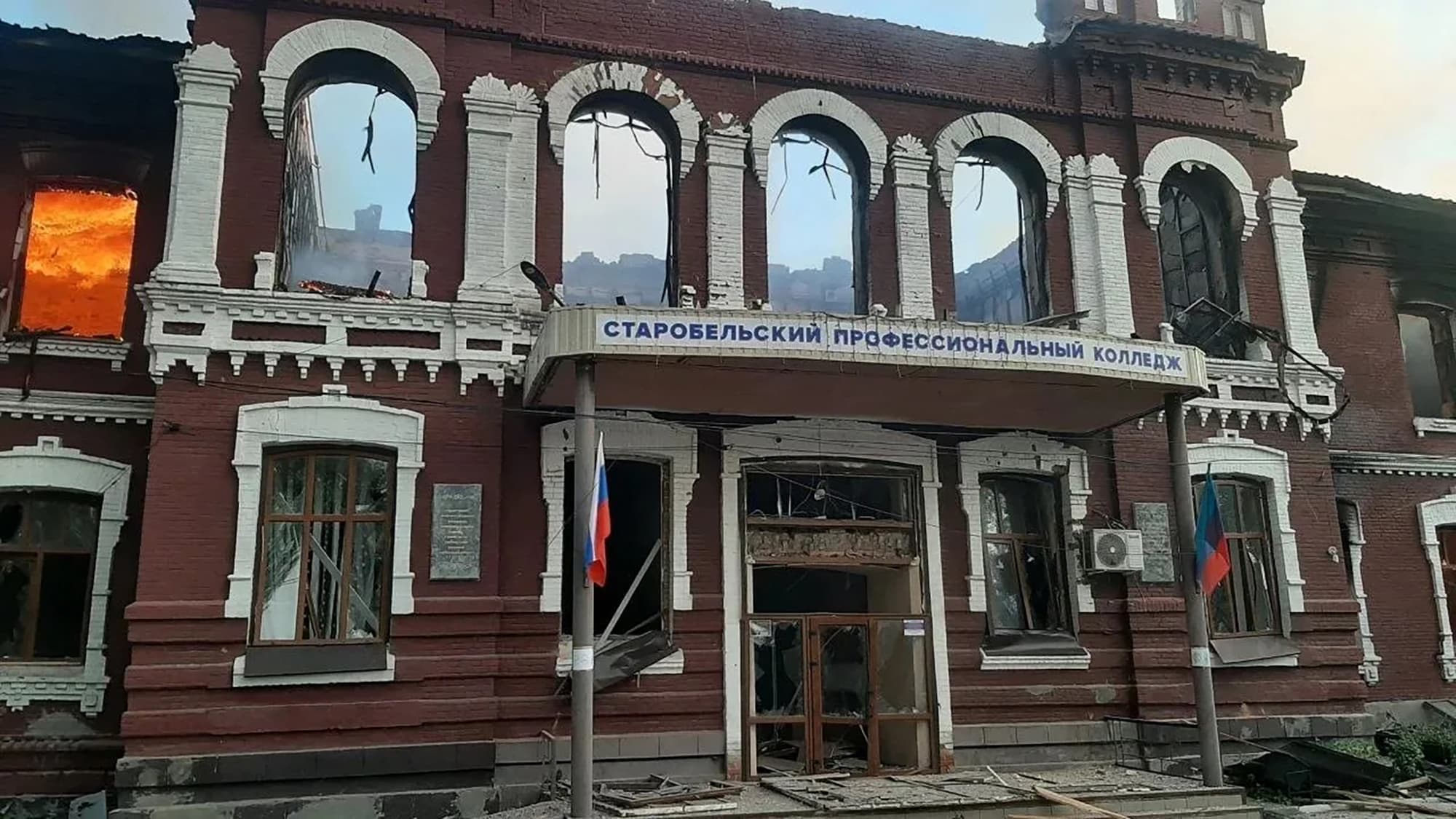 Десять загиблих після дронового удару по гуртожитку у Старобільську — Київ стверджує, що цілив у військовий об'єкт