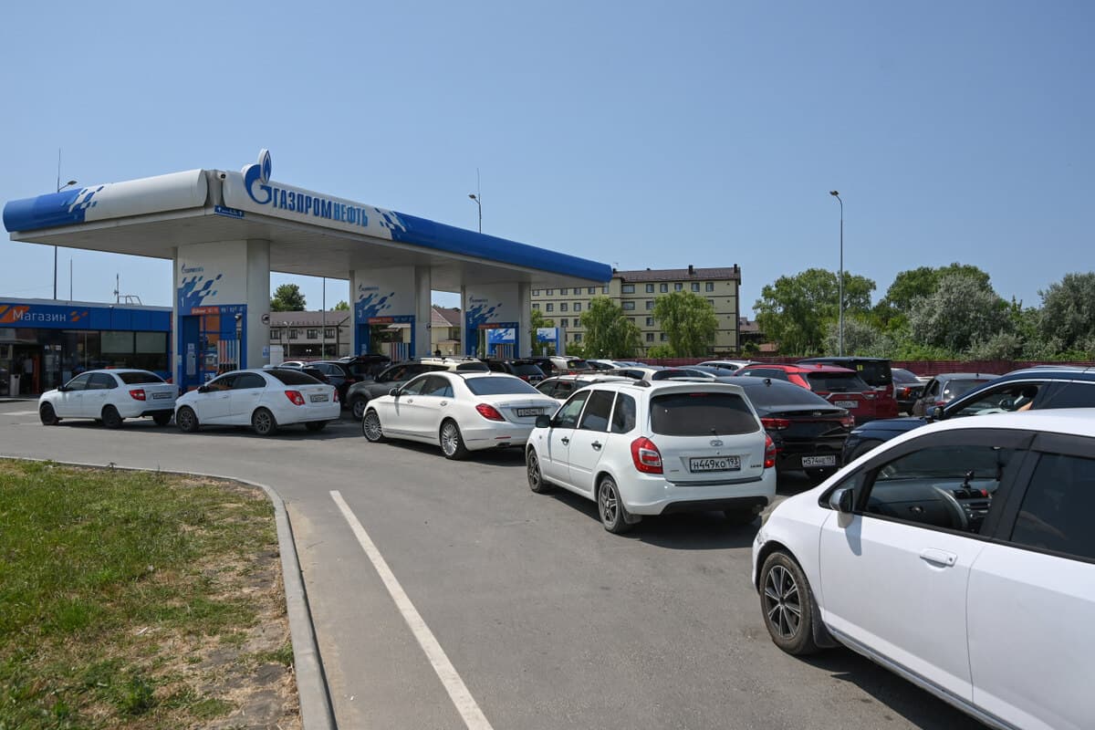 Черги зі смертями та операція «МолочкА»: паливна криза в Росії і зернова загроза для світу
