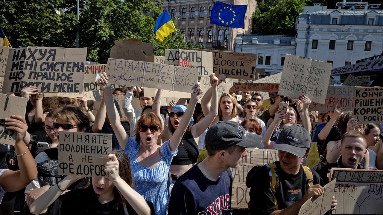 Федоров іде з Міноборони: Зеленський перекроює уряд на тлі вуличних протестів