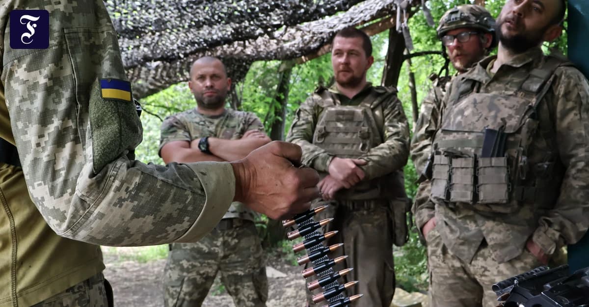 Київ обіцяє піхоті до €8 900 на місяць, США скорочують авіацію НАТО на третину