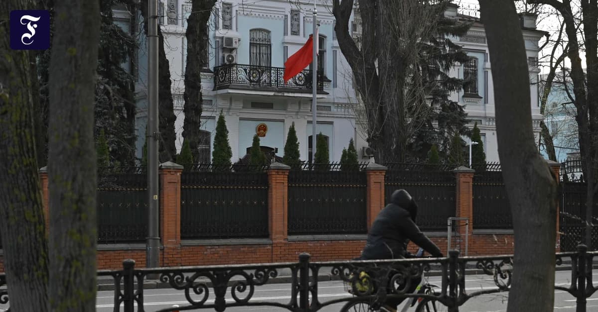 Москва закликала дипломатів виїхати: посол Китаю залишився й зустрівся з Соболєвим