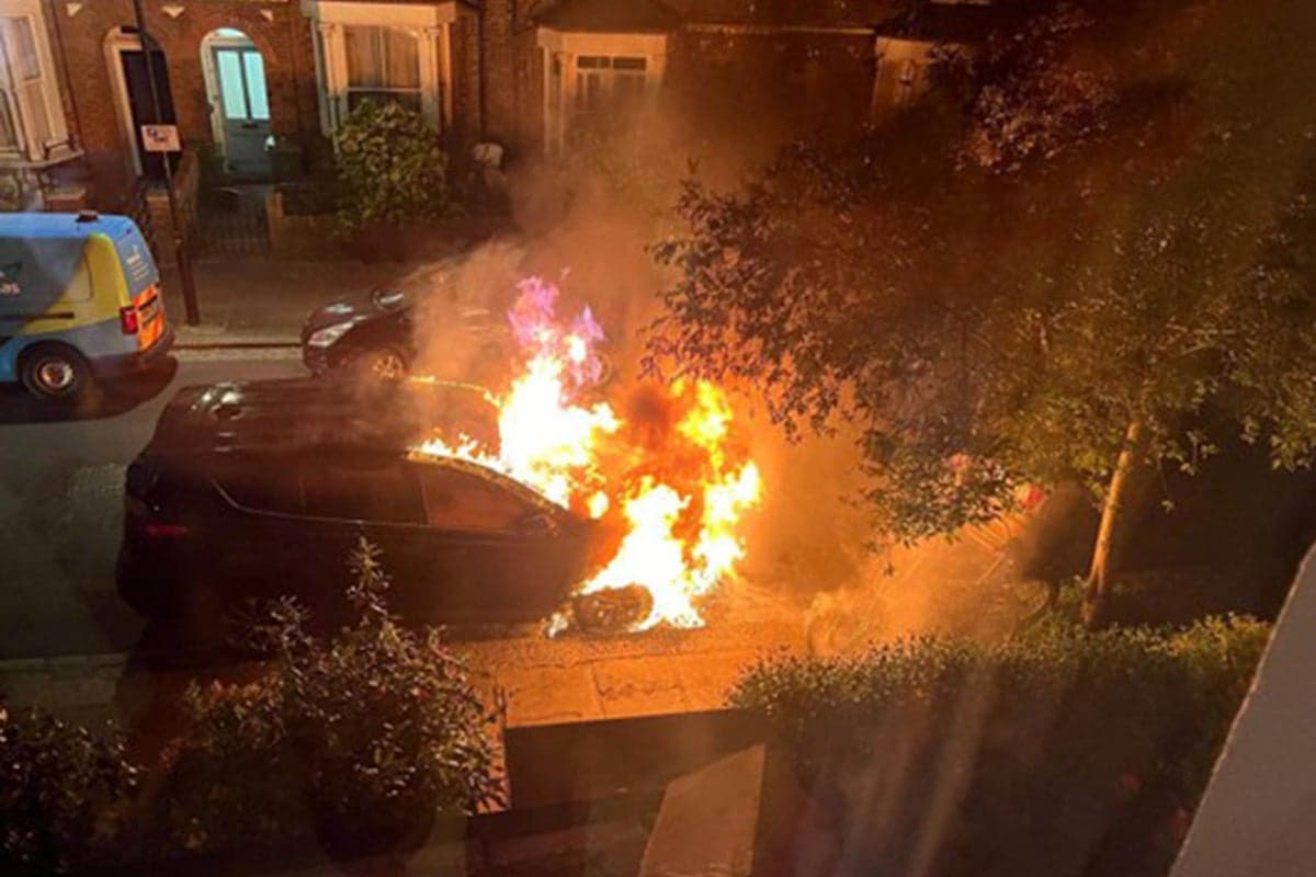 Троє обвинувачених у підпалах, пов'язаних зі Стармером, заперечують вину в суді Лондона