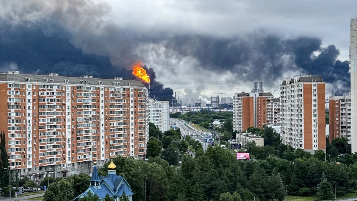 Найбільший дроновий удар по Москві: вдруге за два дні горить НПЗ «Газпром-Нафти»