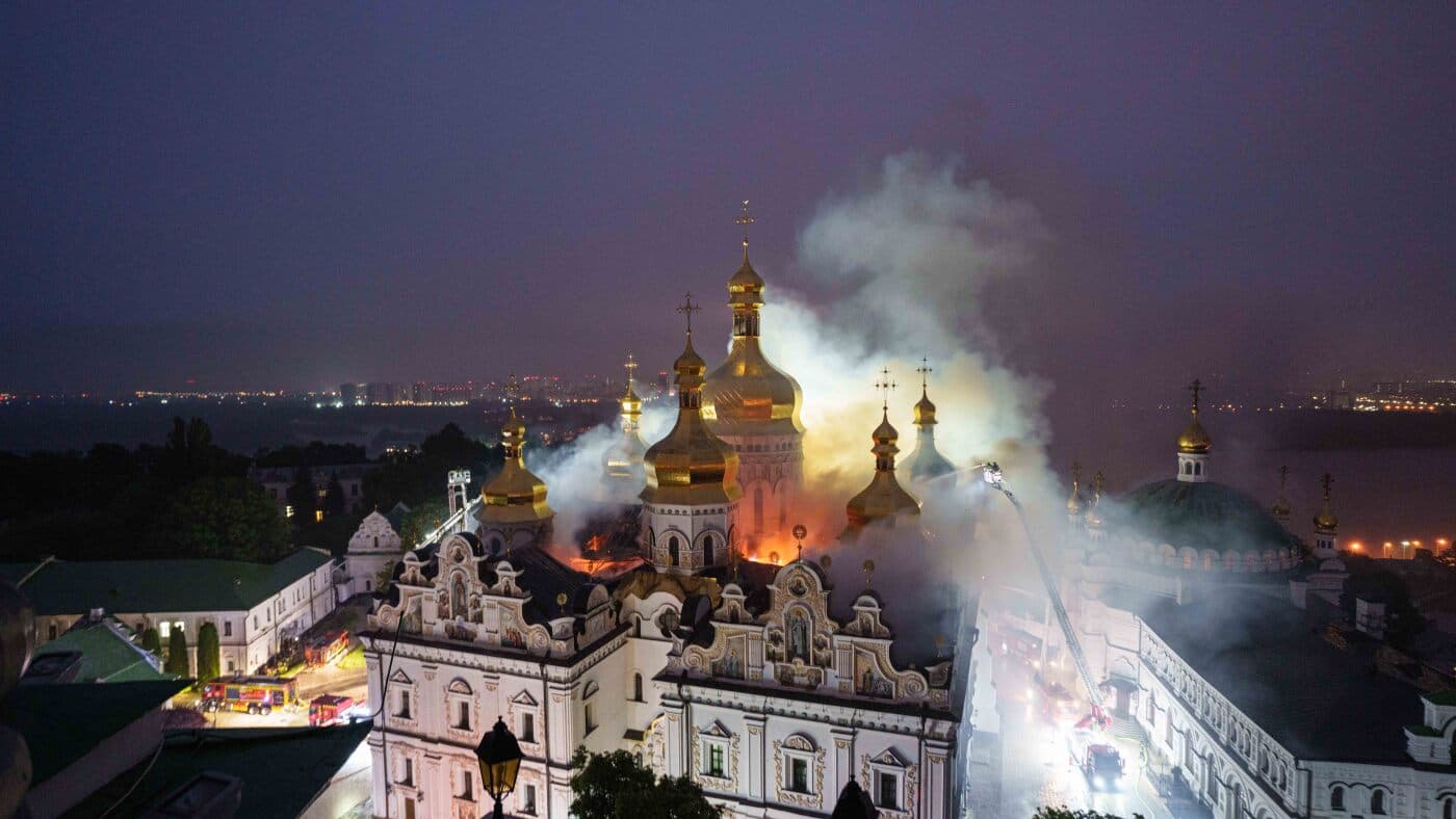 Масований удар Росії: п'ять рятувальників загинули в Харкові, пожежа охопила Лавру