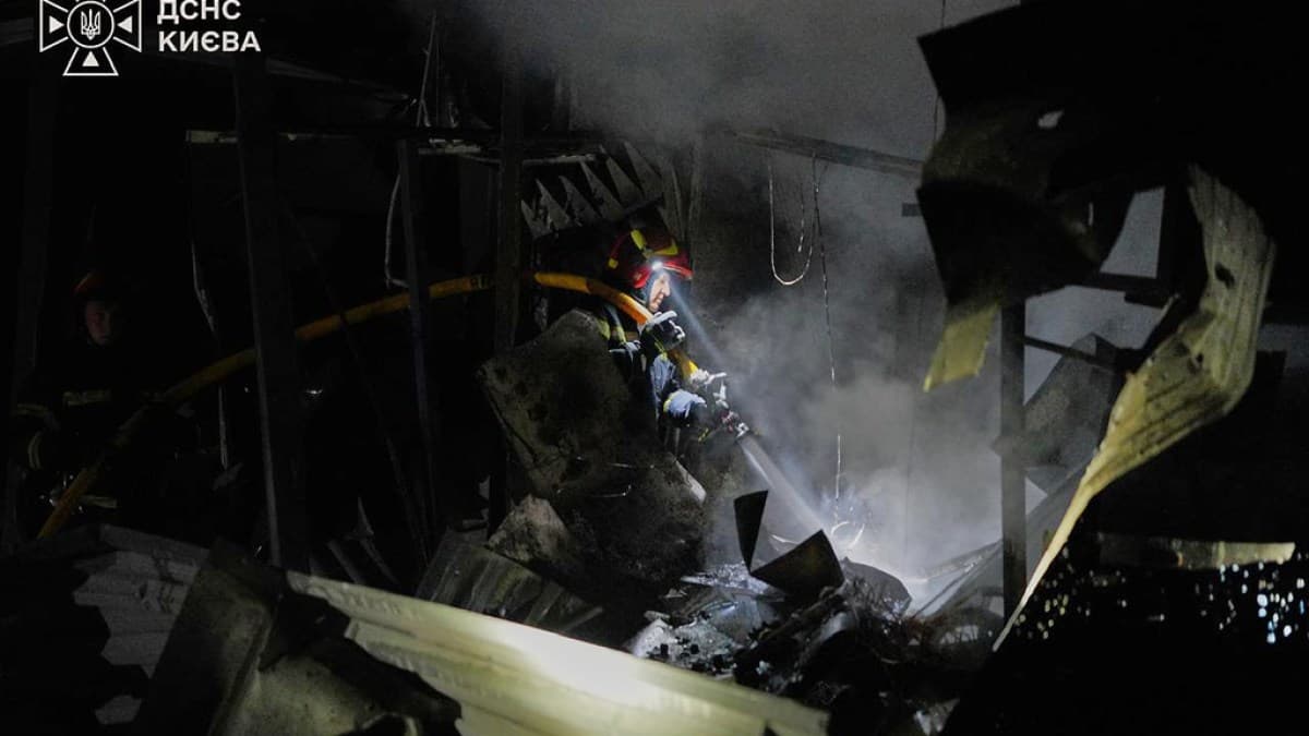 12 загиблих у Києві після масованого ракетно-дронового удару: Зеленський вимагає більше ППО