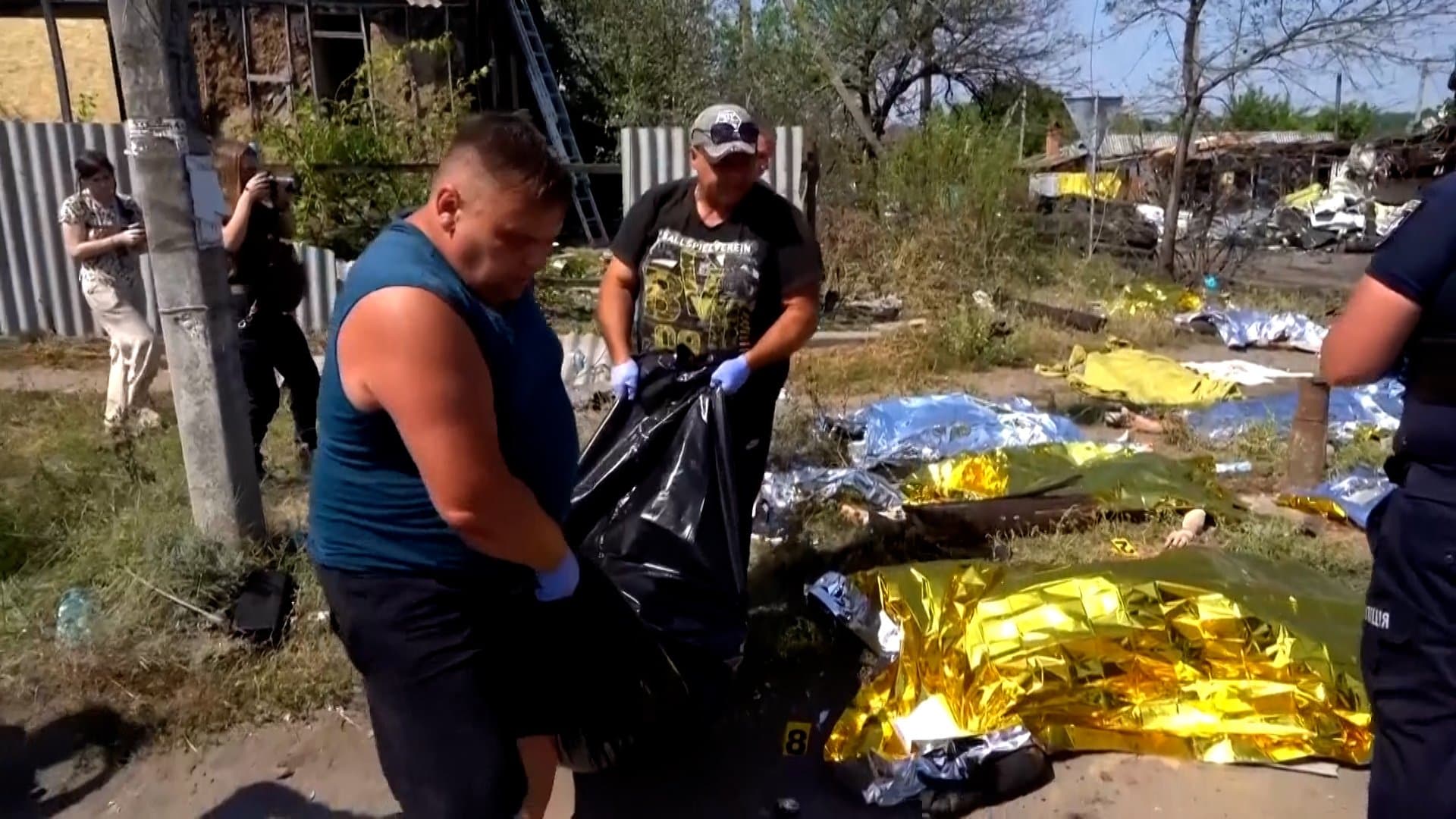 Ракетний удар по Печенігах: десятеро загиблих, ракети влучили в кафе і на парковці