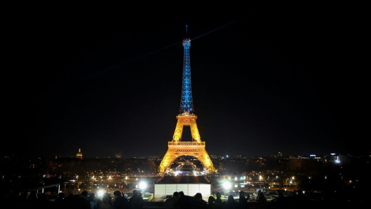 Ейфелева вежа засяяла синьо-жовтим на четверту річницю війни