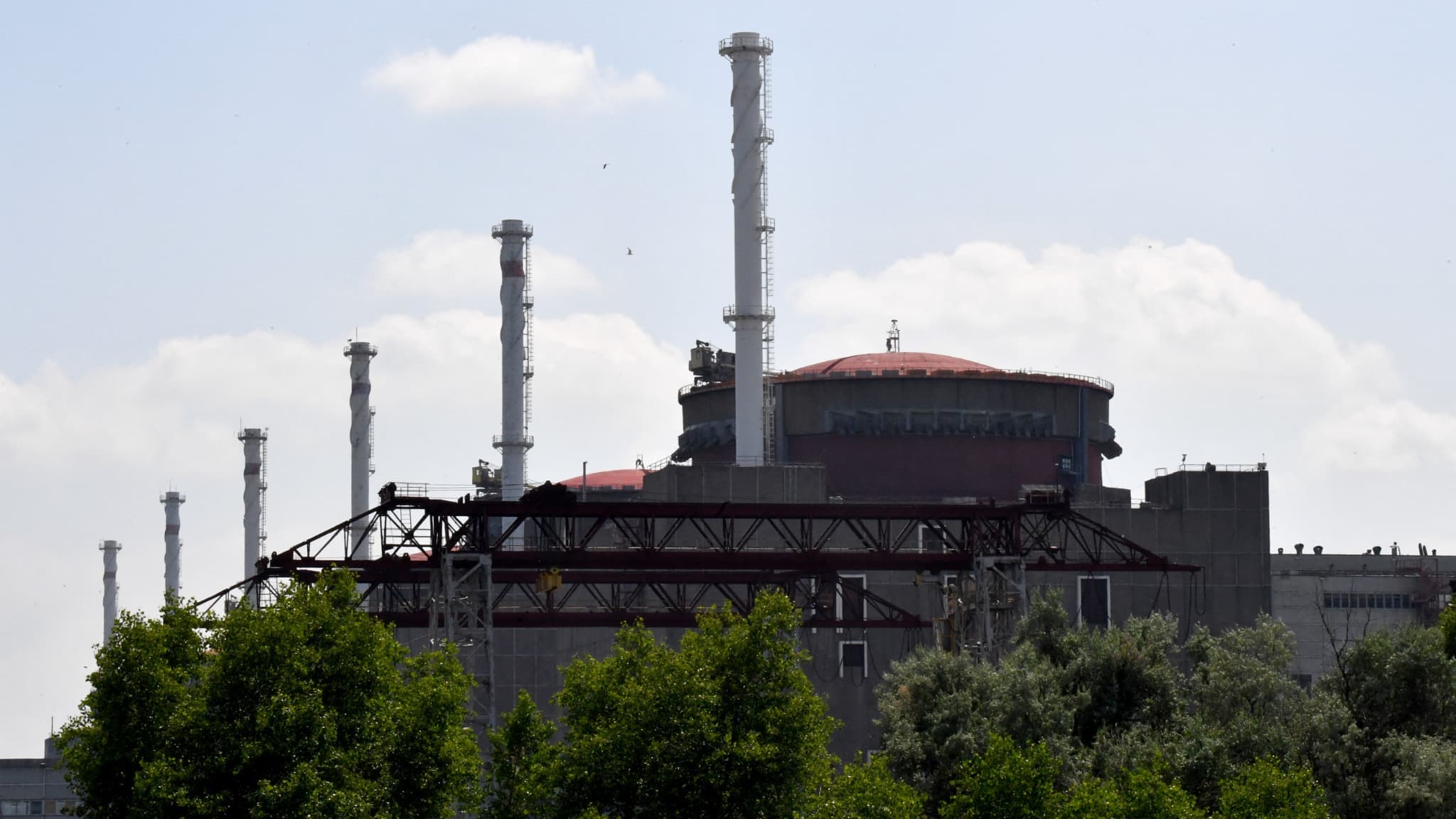 Дрон вдарив по Запорізькій АЕС: МАГАТЕ підтвердило пробоїну, Росатом звинуватив Україну
