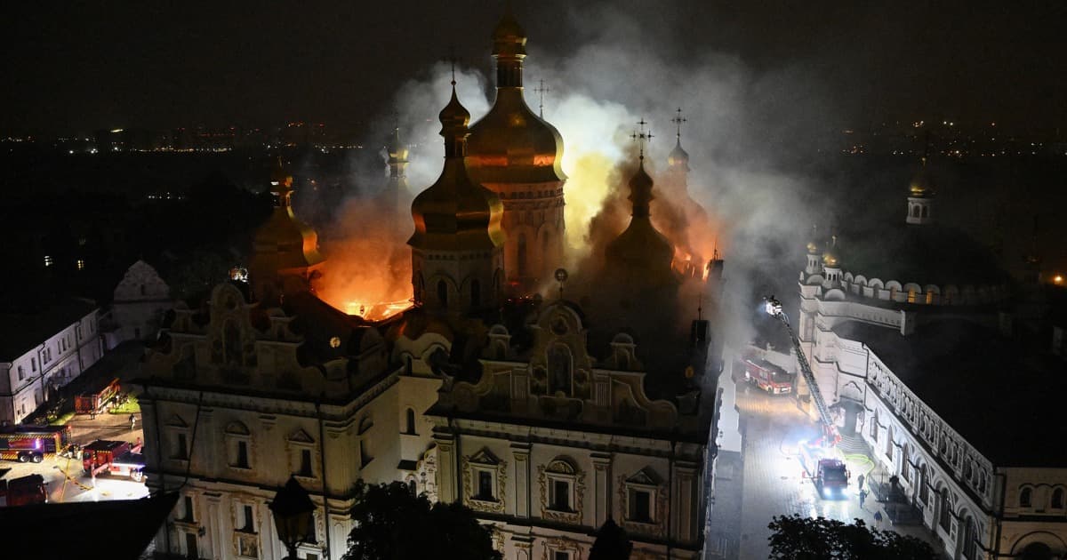 Пожежа у Києво-Печерській лаврі після масованого удару Росії по Києву