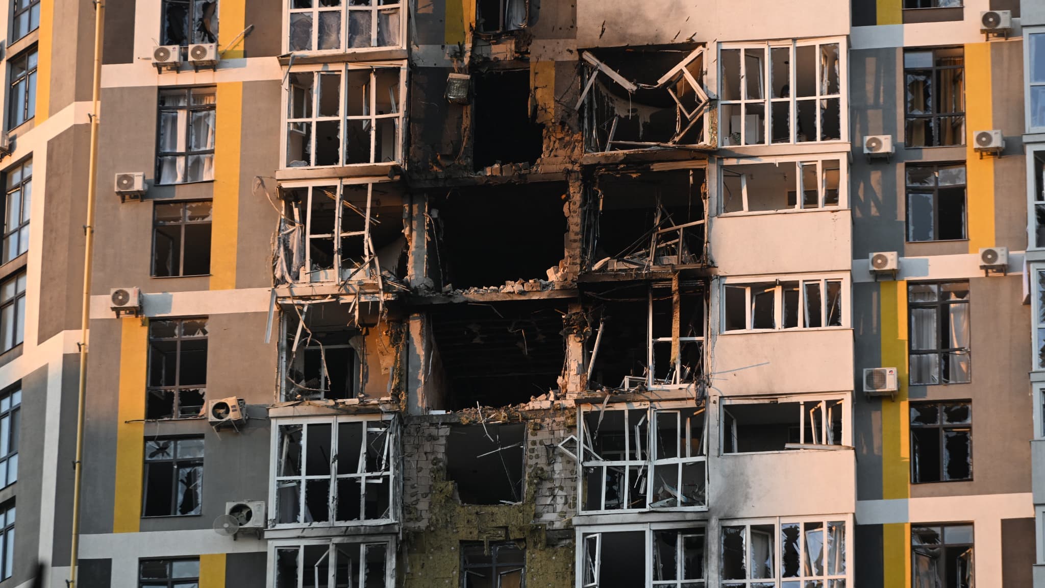 Денна атака на Київ: уламки дрона впали в центрі міста