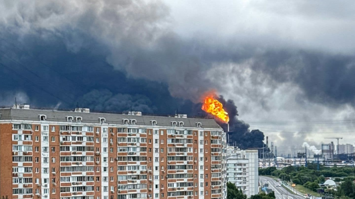 Україна завдала наймасштабнішого удару дронами по Москві: горить НПЗ, закрито Шереметьєво