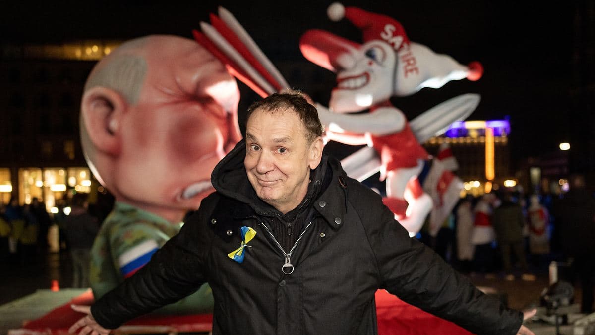 Москва судить скульптора Тіллі за карикатури на Путіна: засідання триває