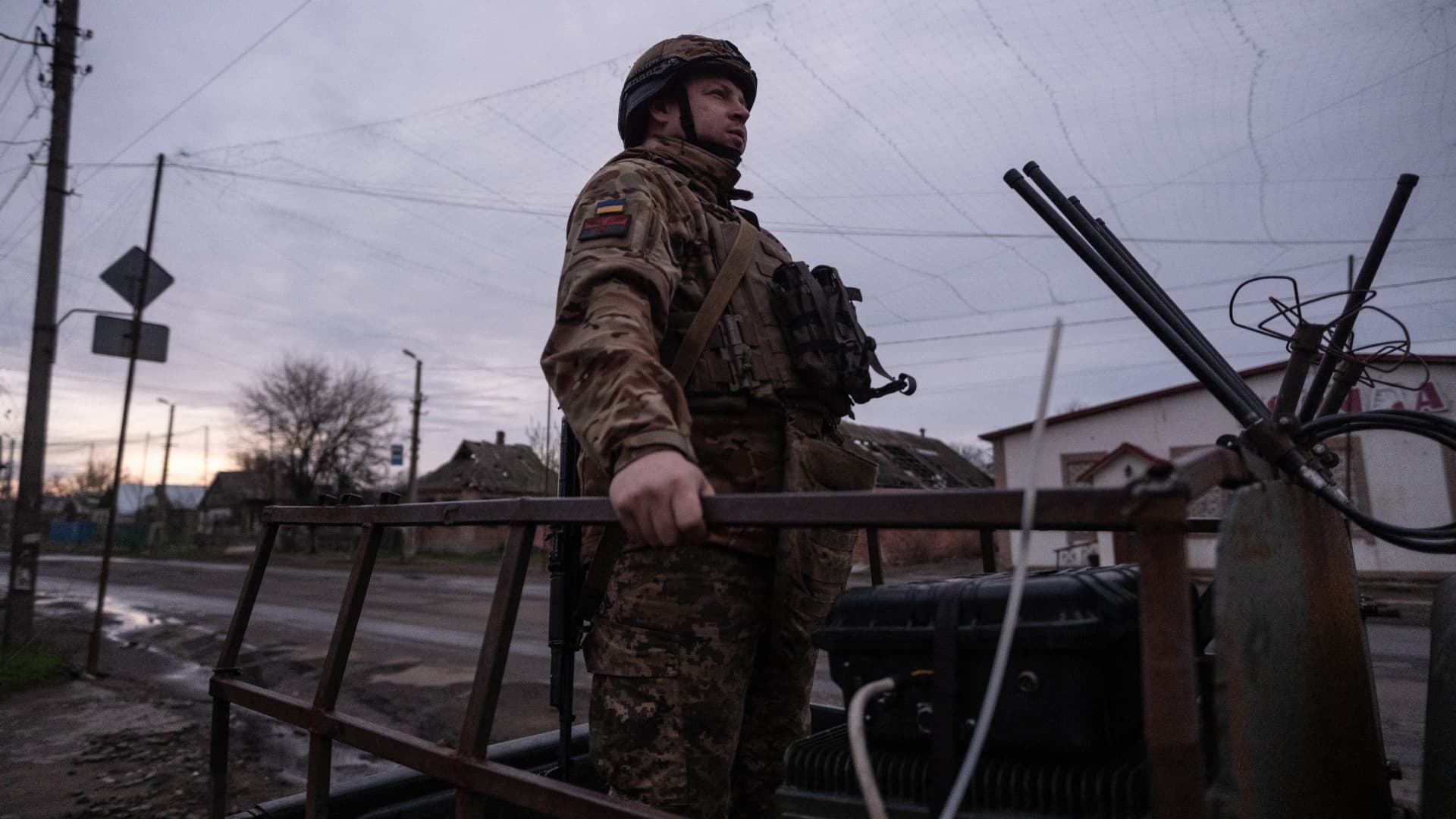 Українські офіцери відсторонені після того, як солдати залишилися без їжі та води на фронті