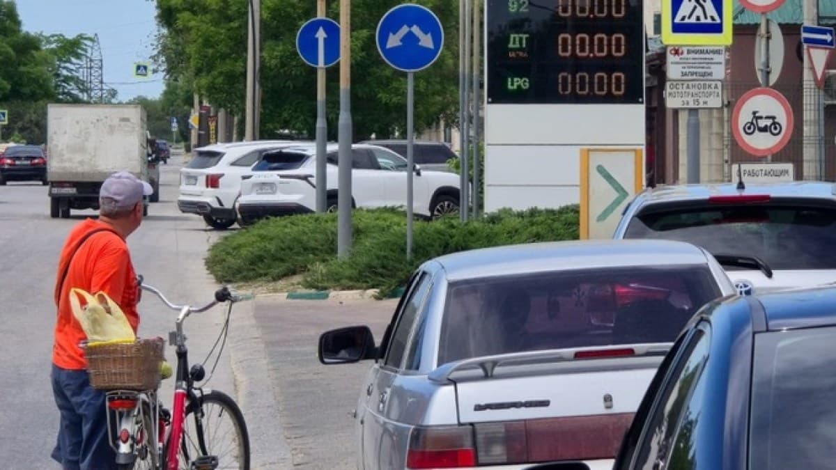 Продаж пального в окупованому Криму зупинився після ударів дронів по маршруту постачання