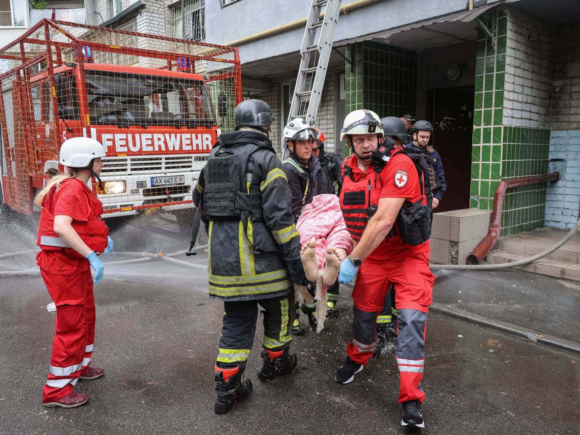 Удар по Харкову: двоє загиблих у висотці, 22 населені пункти під атакою за ніч