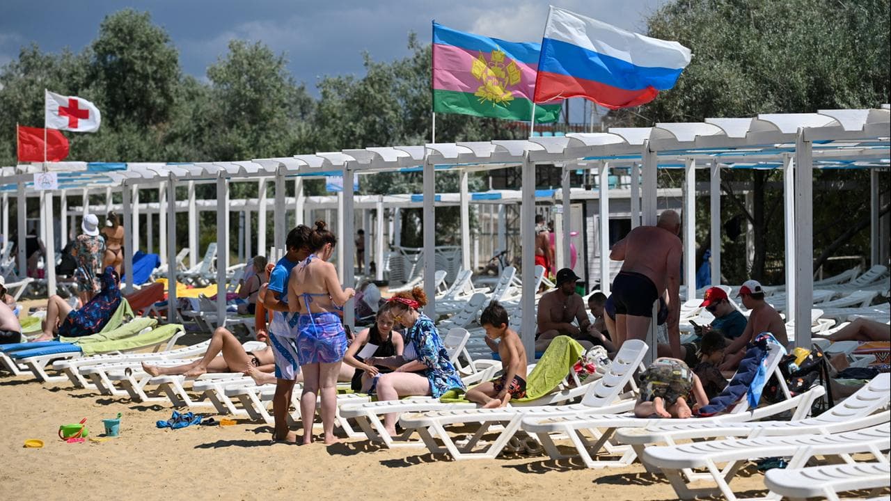 Відпочинок під сирени: як війна дісталась до пляжів Чорноморського узбережжя росії