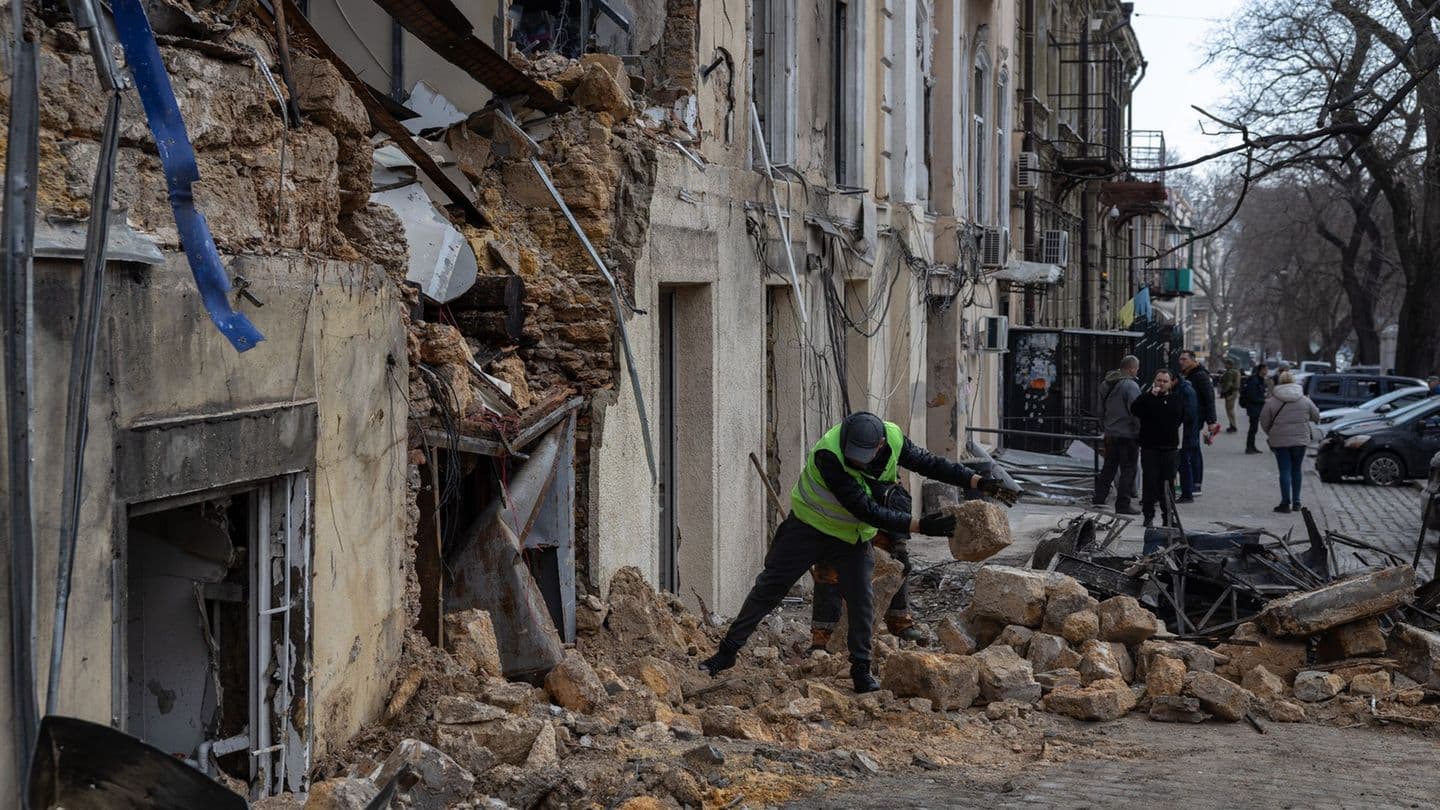 Перед великоднім перемир'ям: Росія й Україна продовжують удари дронами — в Одесі загиблі