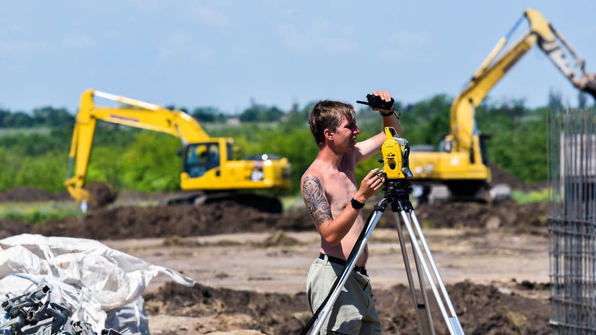 Росія вливає мільярди в окуповані землі: дороги, залізниці й ресурси