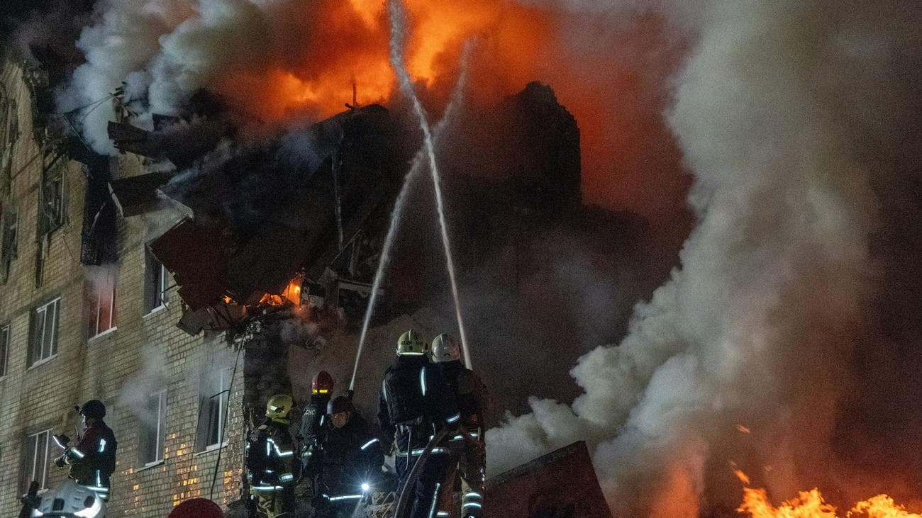 Росія вдарила балістичною ракетою по Харкову: семеро загиблих, серед них діти