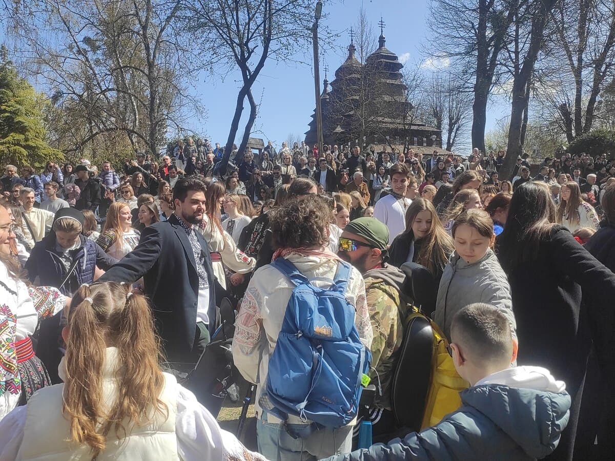 24 000 людей і поранені солдати: Львів відсвяткував гаївки попри повітряні тривоги