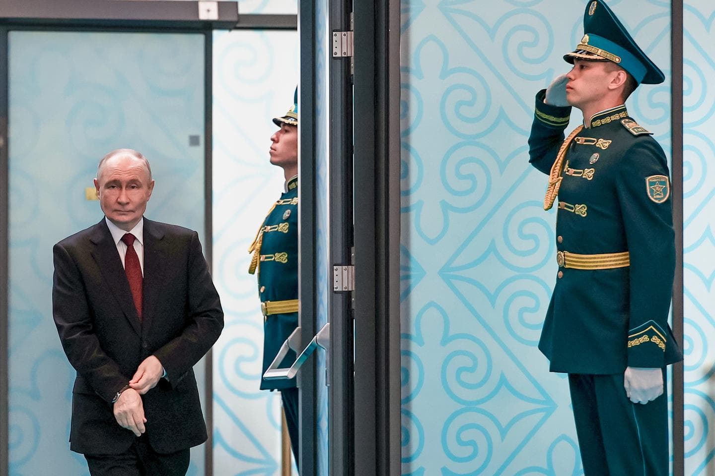 Путін у Казахстані — з антидроновим комплексом у кортежі та страхом стати ціллю