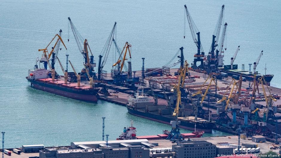 Удари по Новоросійську відрізали росію від чорноморського зернового й нафтового експорту