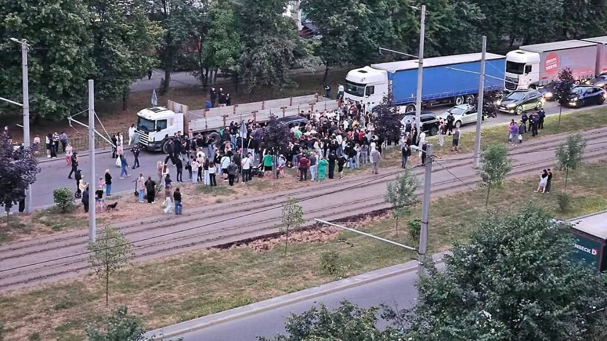 Заворушення у Львові: натовп перекинув армійський автомобіль під час мобілізаційної перевірки