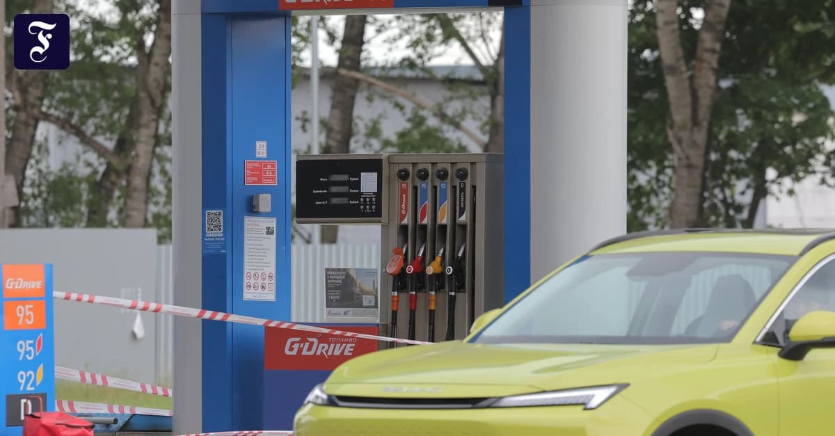 Паливна криза сягає Сибіру: Росія нормує бензин після ударів, Україна знищила ракетний завод у Воронежі