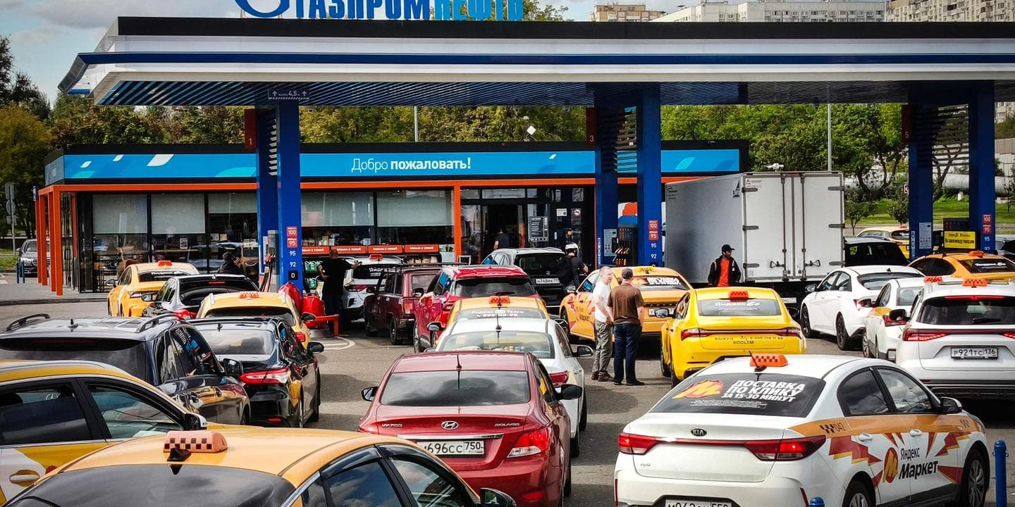 194 удари по НПЗ: Росія нормує паливо на заправках після дронових атак