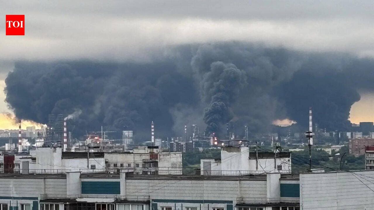 Удари по НПЗ: Росія нормує бензин у 53 регіонах після атак на московський завод