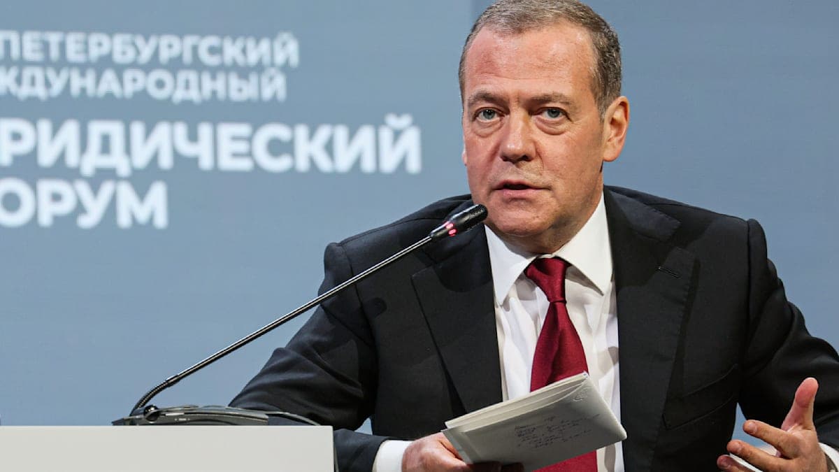 Медведєв назвав фон дер Ляєн «старою відьмою» і погрожує Фінляндії