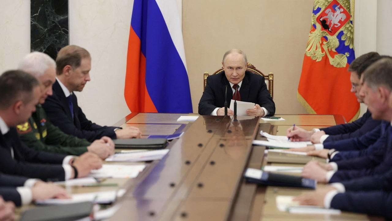 Паливний дефіцит у Росії після ударів по нафтозаводах: Путін скликав кризову нараду