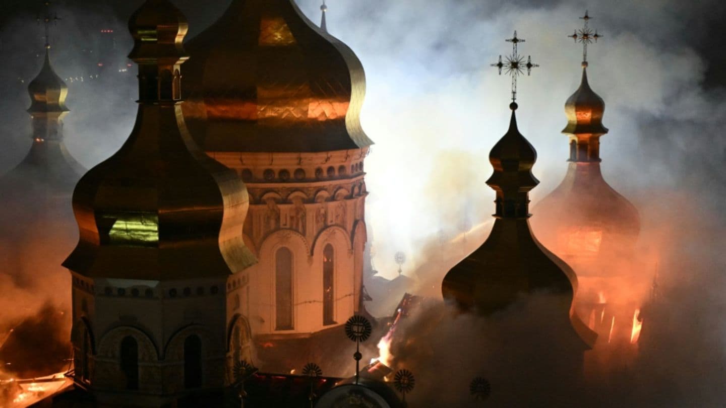 Росія вбила 11 людей за ніч: у Києві горить Успенський собор, у Харкові загинули рятувальники