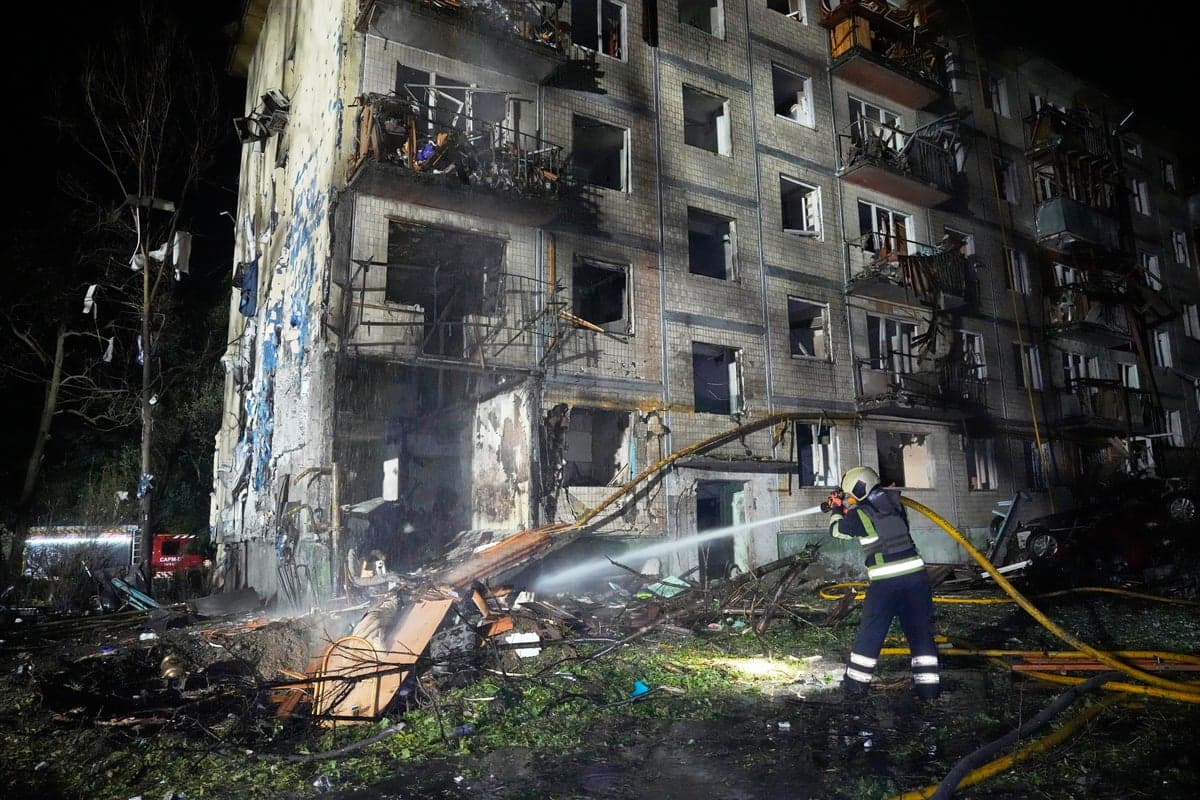 Росія вдарила балістичними ракетами по Києву: троє загиблих, будинки пошкоджено
