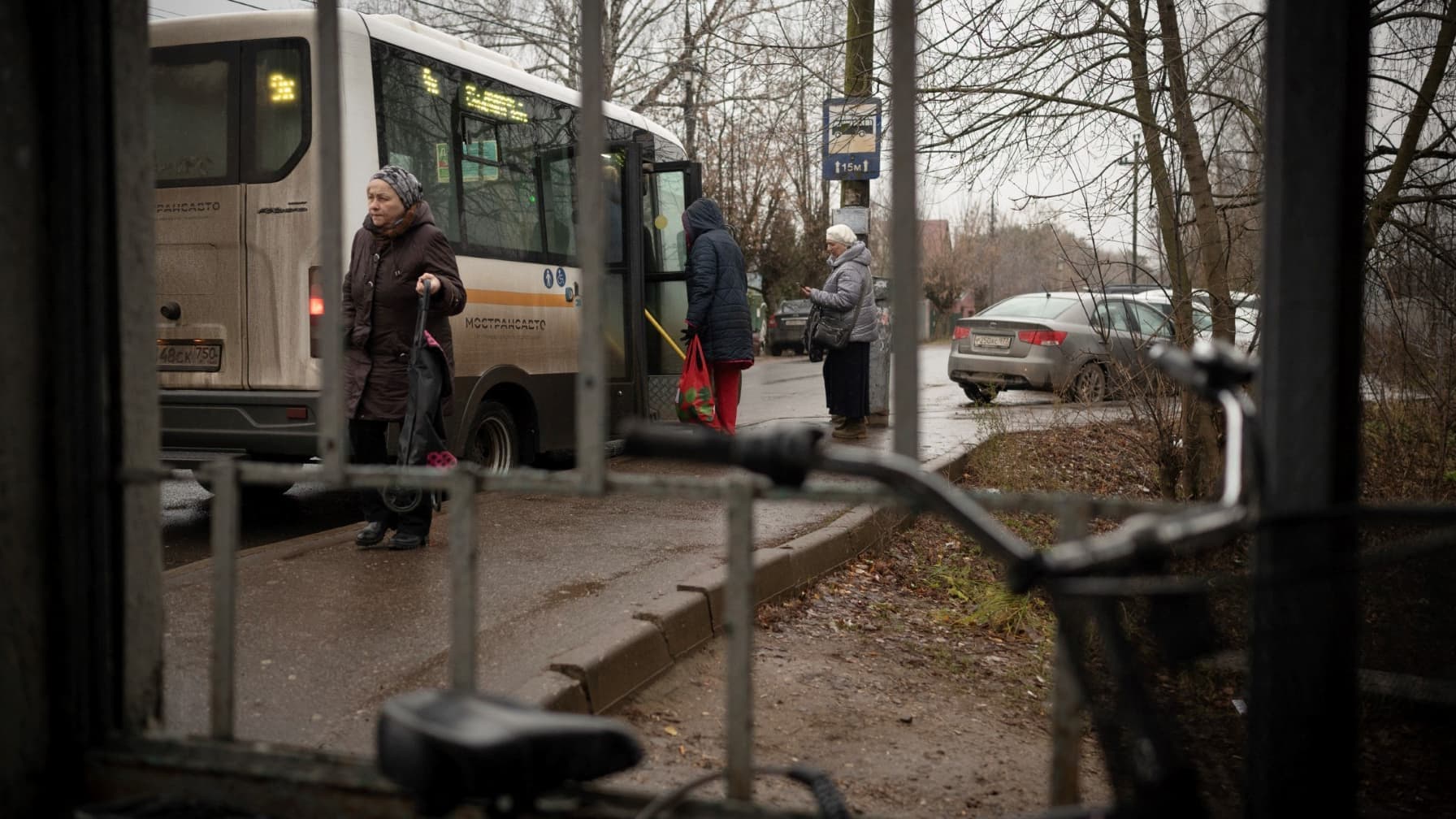 Дрон вдарив по автобусу Москва — Сімферополь: семеро загиблих у Єнакієвому
