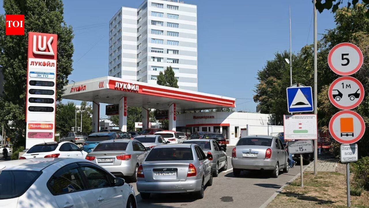 Росія нормує бензин: НПЗ горять, а паливо везуть з Індії