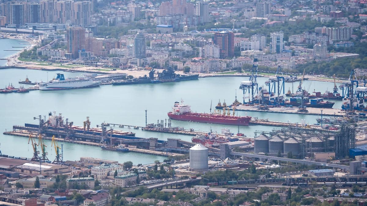 Новоросійськ без бензину: українські дрони обвалили паливне постачання в Росії