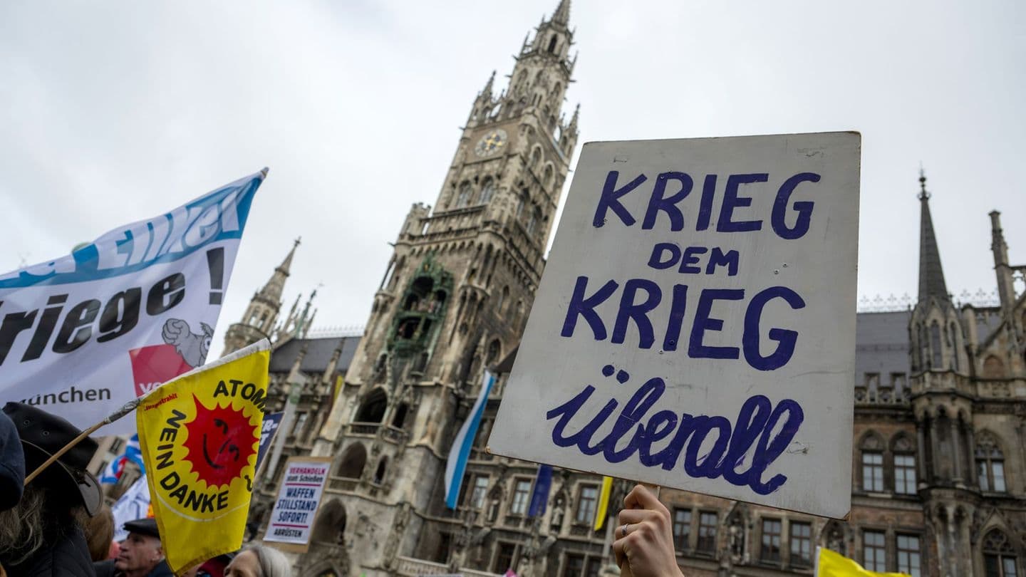 Великодні марші миру в Баварії: сотні людей вийшли проти воєн