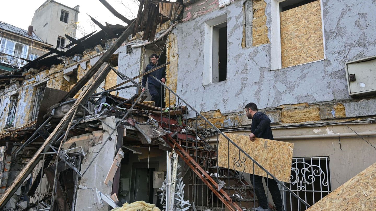 Росія вдарила по Одесі дронами: 13 поранених, пошкоджено порт і житловий будинок