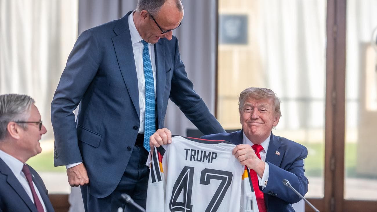 G7 в Евіані: Мерц вручив Трампу джерсі збірної Німеччини, перша сесія — про Україну