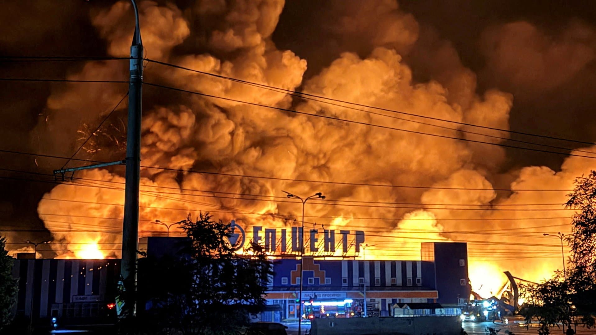 Пожежа у торговому центрі Сум після удару дронів: рятувальники зупинили роботу