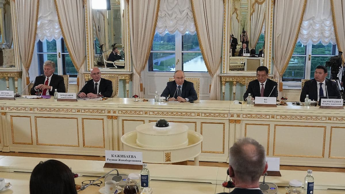 Путін на ПМЕФ-2026: без реальних поступок, з похвалою АдН і зневагою до відповіді Зеленського