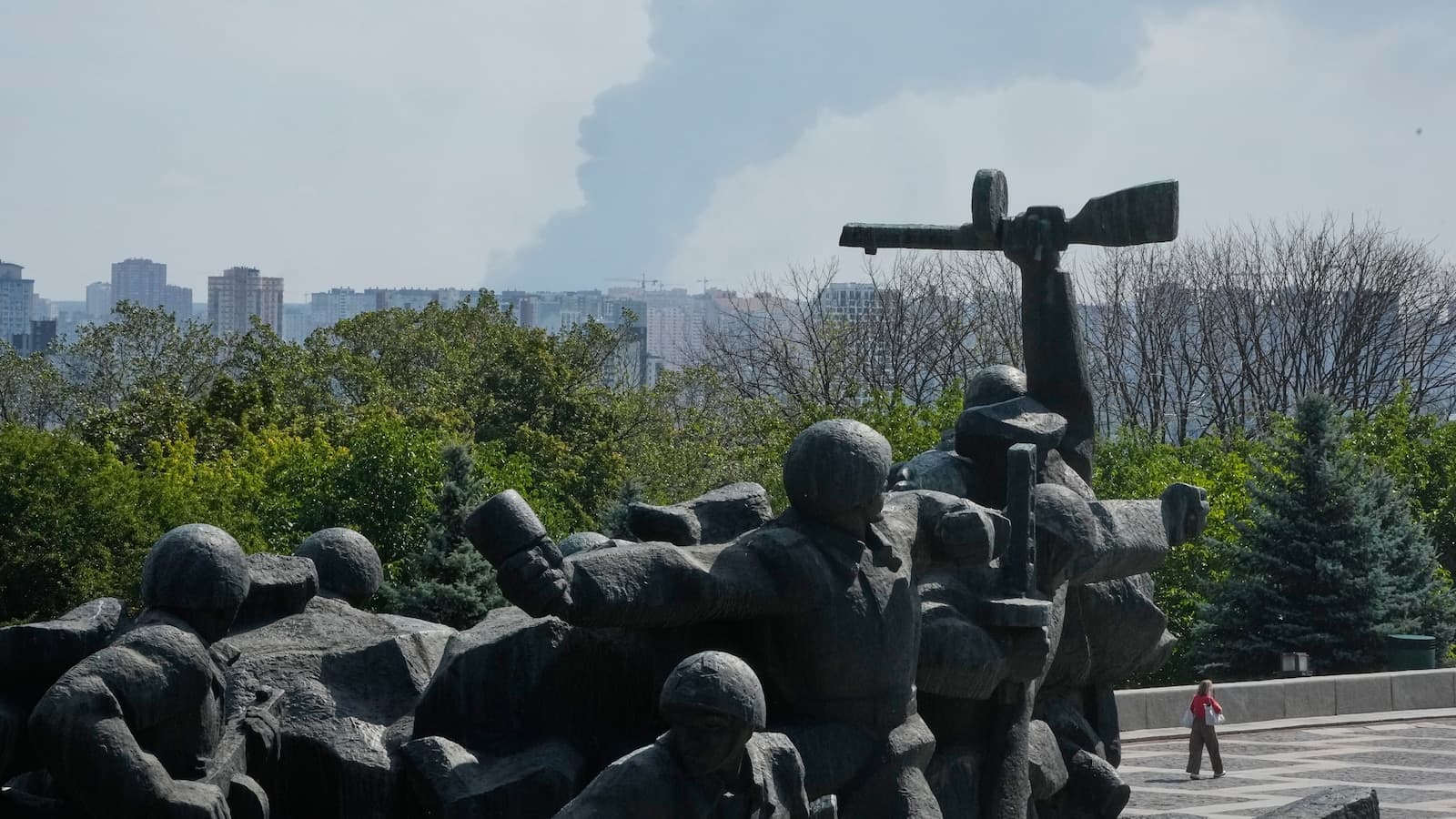 Росія вдарила по дев'яти містах: двоє загиблих, пошкоджено Київ, Одесу та Запоріжжя