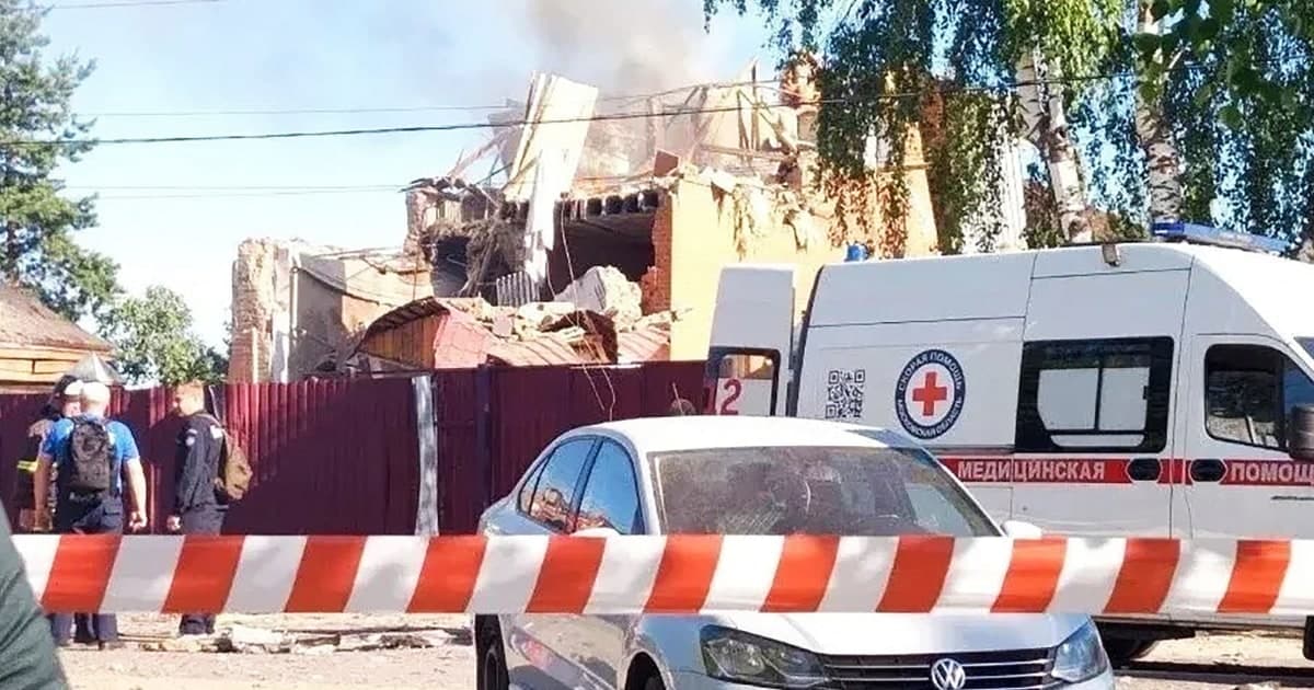 Понад 60 дронів атакували Москву: Зеленський повідомив про удар по центру супутникового зв'язку