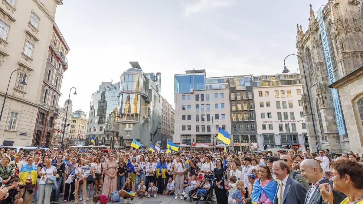 Відень, 35 років незалежності: 400 людей на Штефансплатці та підтримка Лондона на 100 років уперед