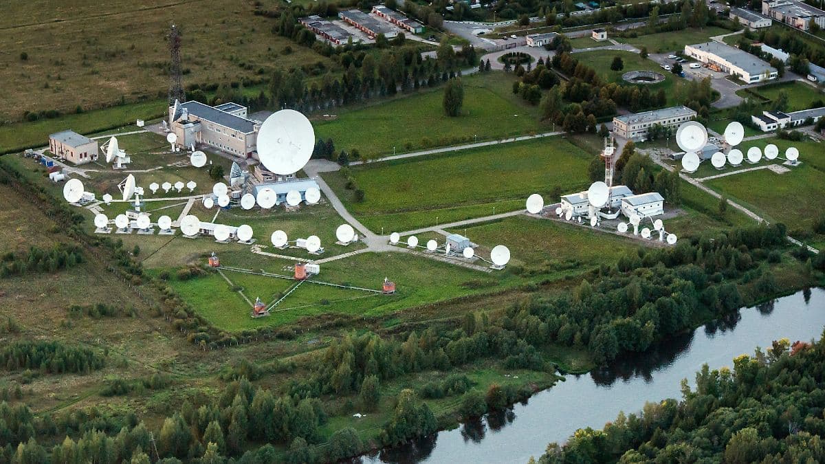 Українські дрони вдарили по центру супутникового зв'язку в Дубні