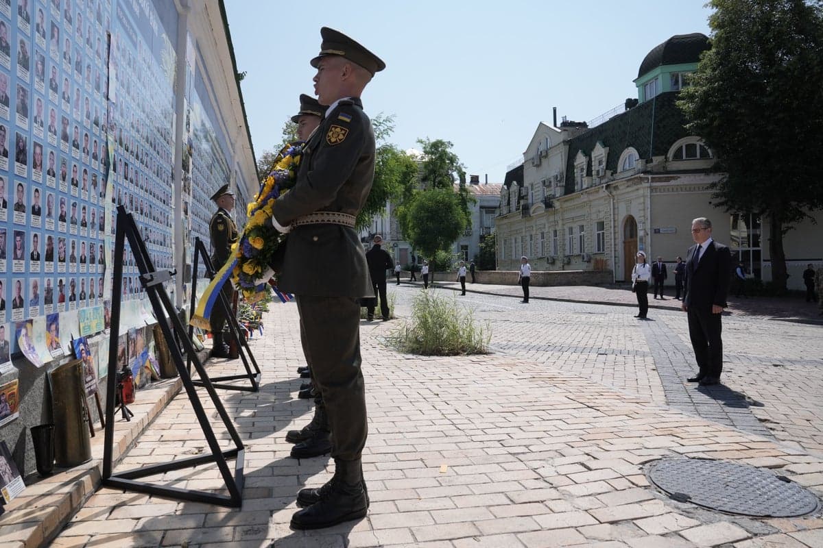 Стармер у Києві напередодні передачі влади: підтримка Британії для України «триватиме завжди»