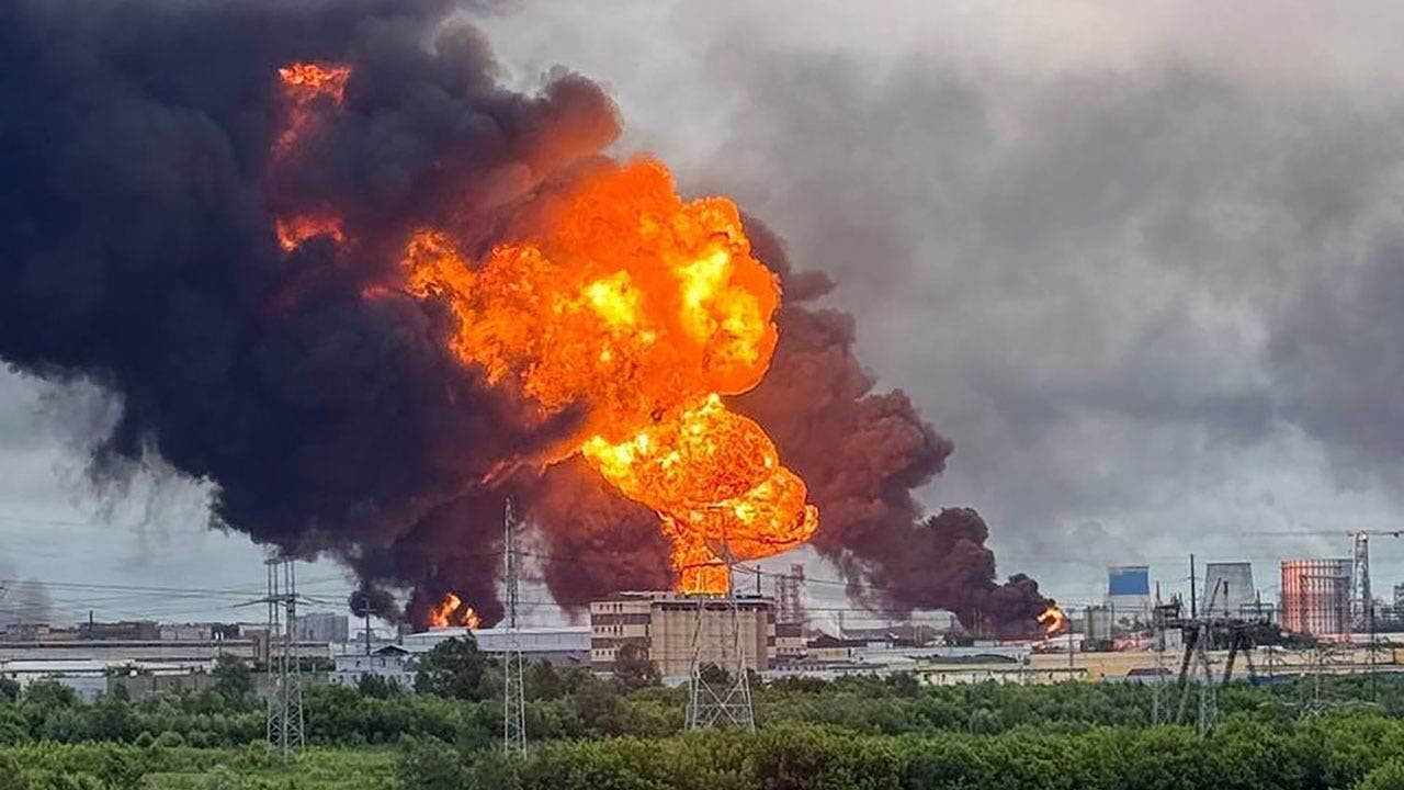 Українські дрони і ракети планомірно руйнують нафтову галузь та логістику Росії