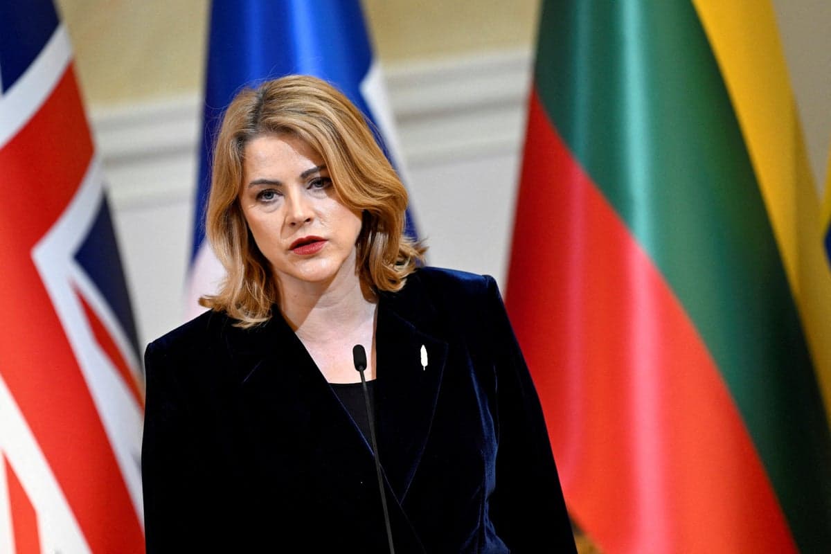 Прем'єрка Латвії Сіліна йде у відставку: коаліція впала через скандал з дронами